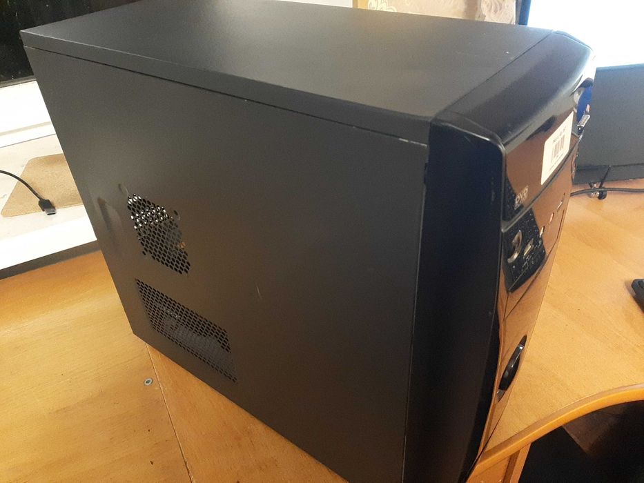 игровой компьютер, современный небольшой cистемный блок