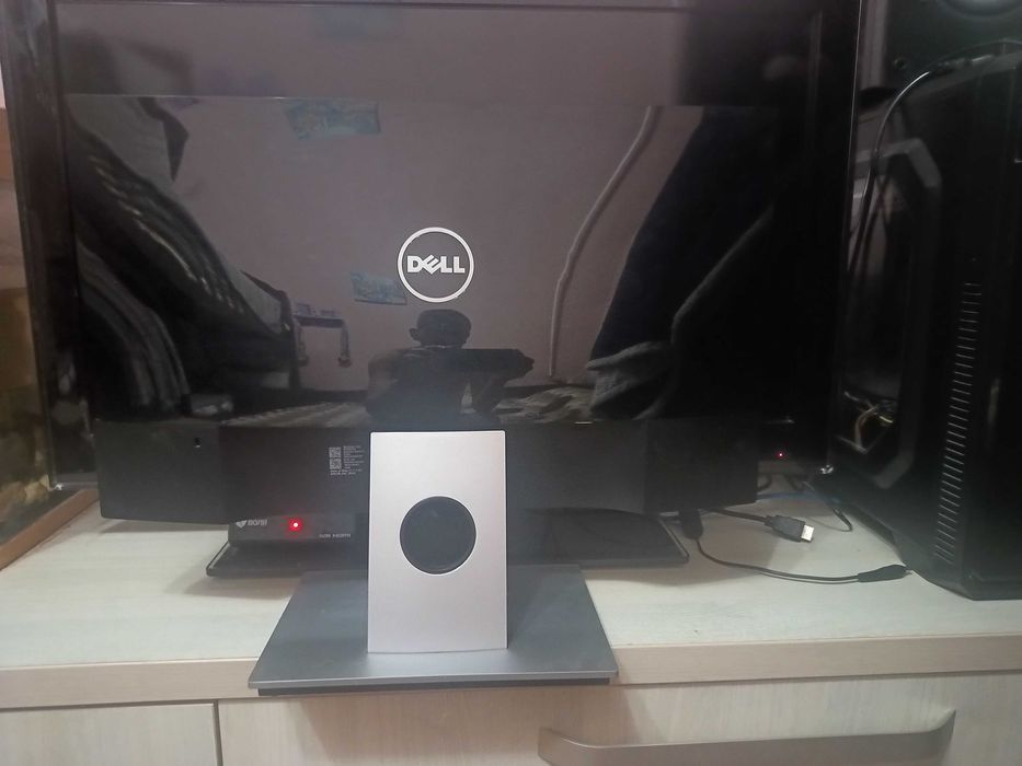 Продам монітор Dell в хорошому стані 23 дюйми  із вбудованими динаміка