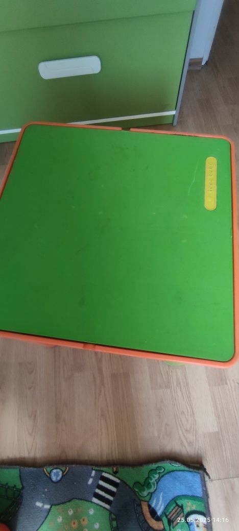 Stolik dla dzieci z krzesłami 2x środku jest LEGO