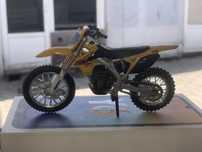 Модель мотоцикла Suzuki RM-Z450 1:18 Bburago (B2673)