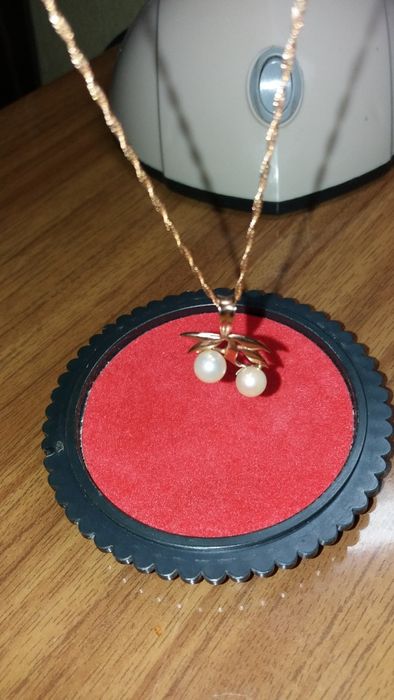 продам кулон из золота с жемчугом.