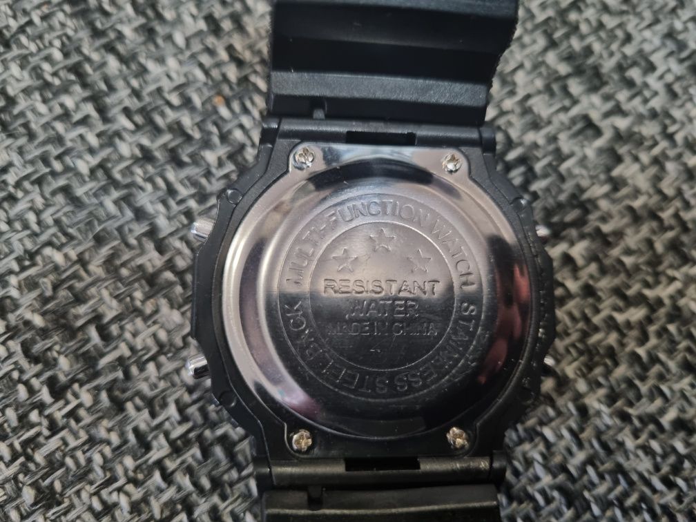 Nowy zegarek elektroniczny retro z lat 80-tych