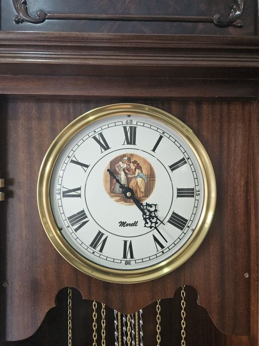 Relógio de sala  de caixa longa, pé alto com móvel