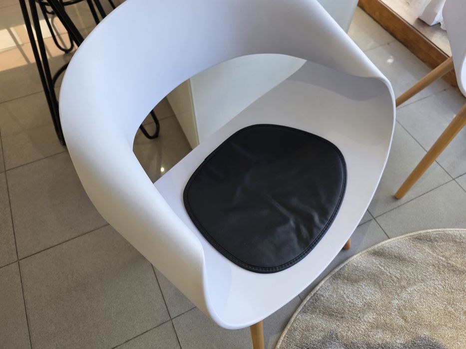 Cadeira Branca Pés Madeira