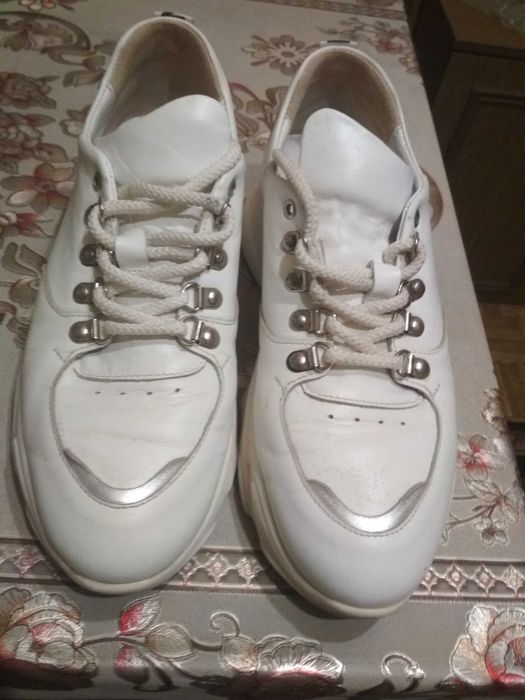 Кроссовки,сникерсы белые  нa высoкой подошве 41-42р. кожa Cenicenio