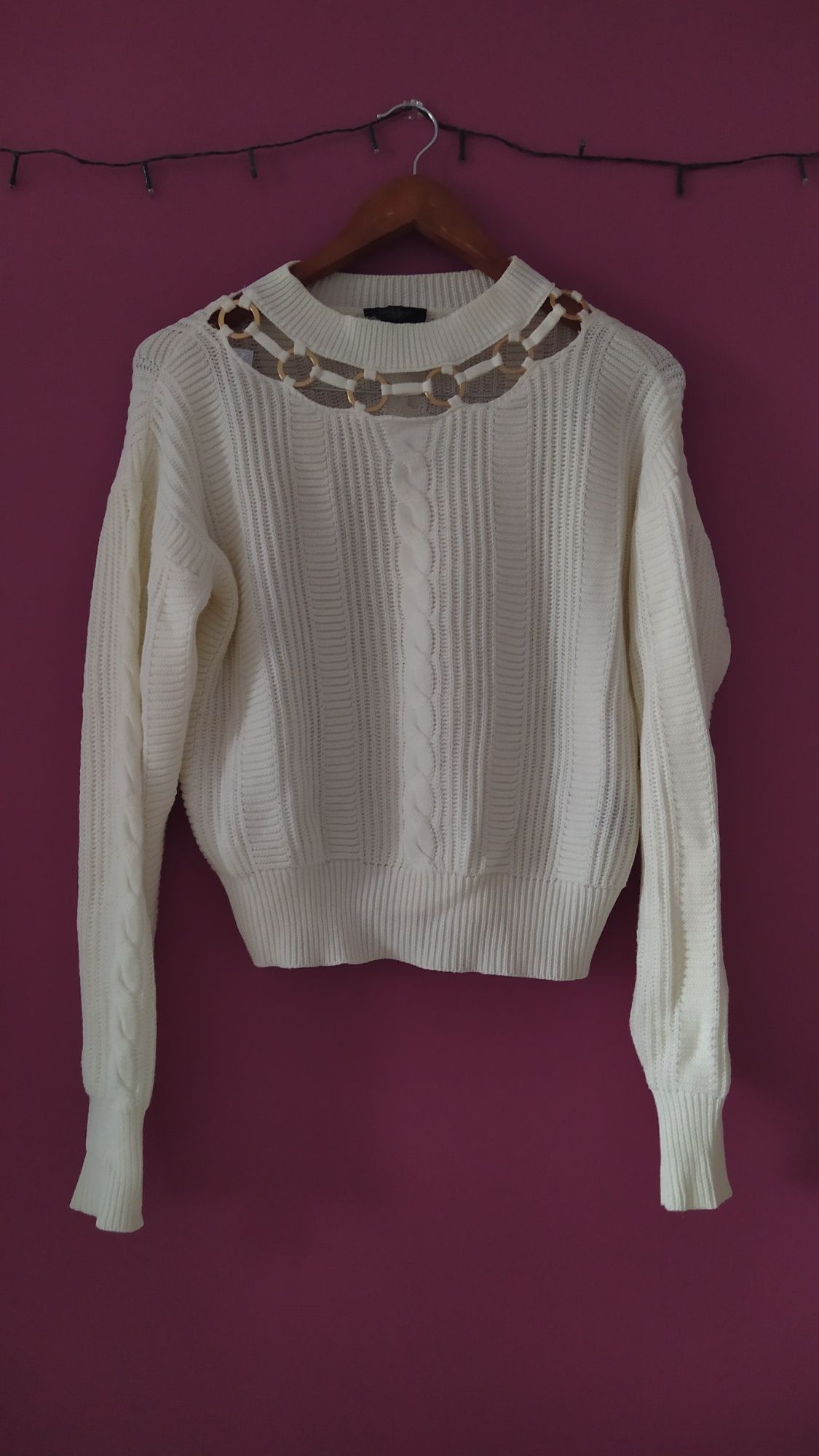 Sweter z metalowymi elementami