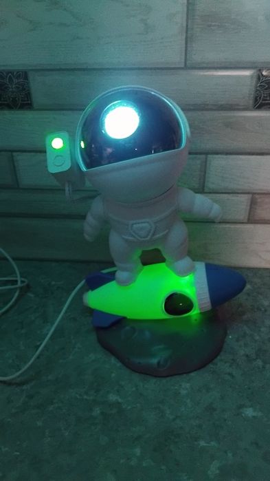Музичний зоряний світильник і нічник космонавт Rocket Astronaut...