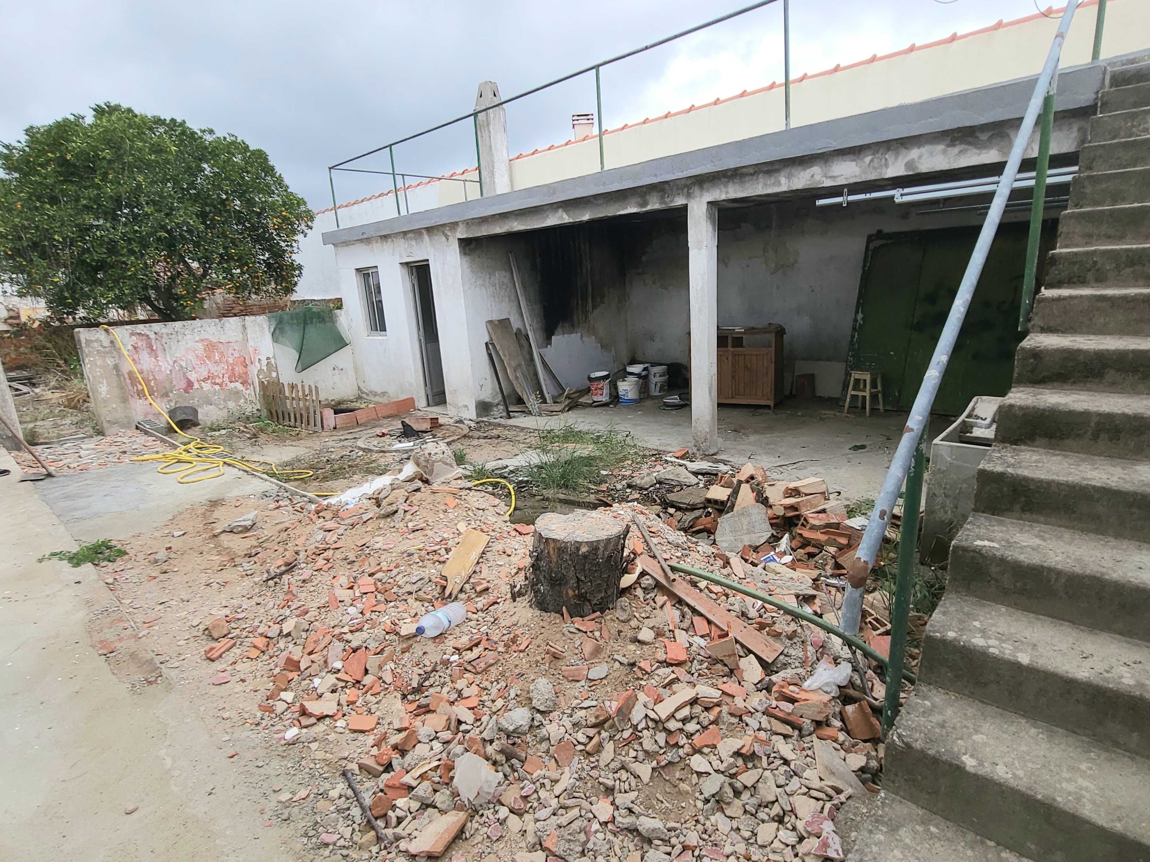 Moradia grande com terreno no Couço