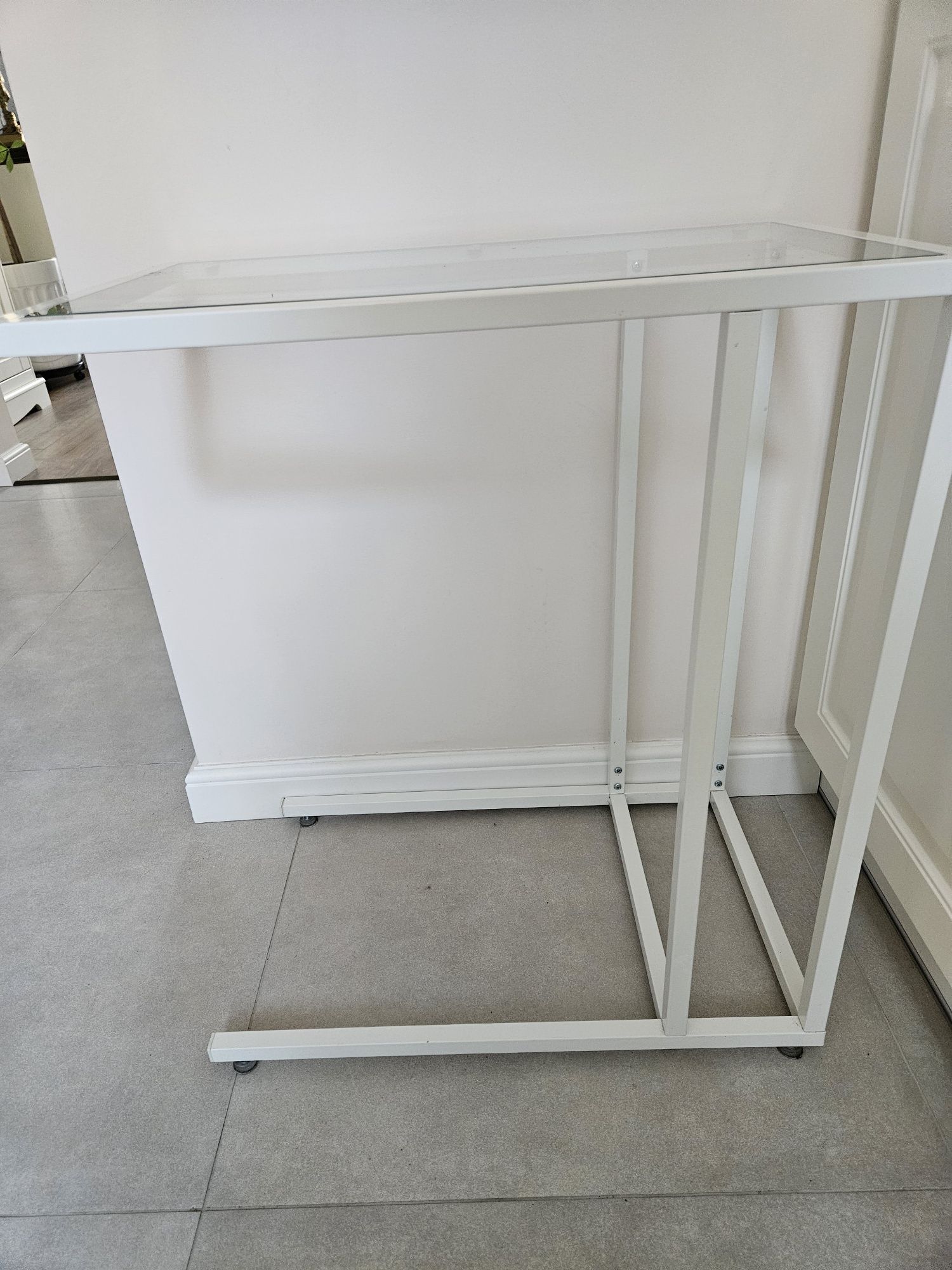 Mały biały stolik - pomocnik Ikea
