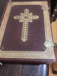 Biblia antiga com fecho e suporte madeira