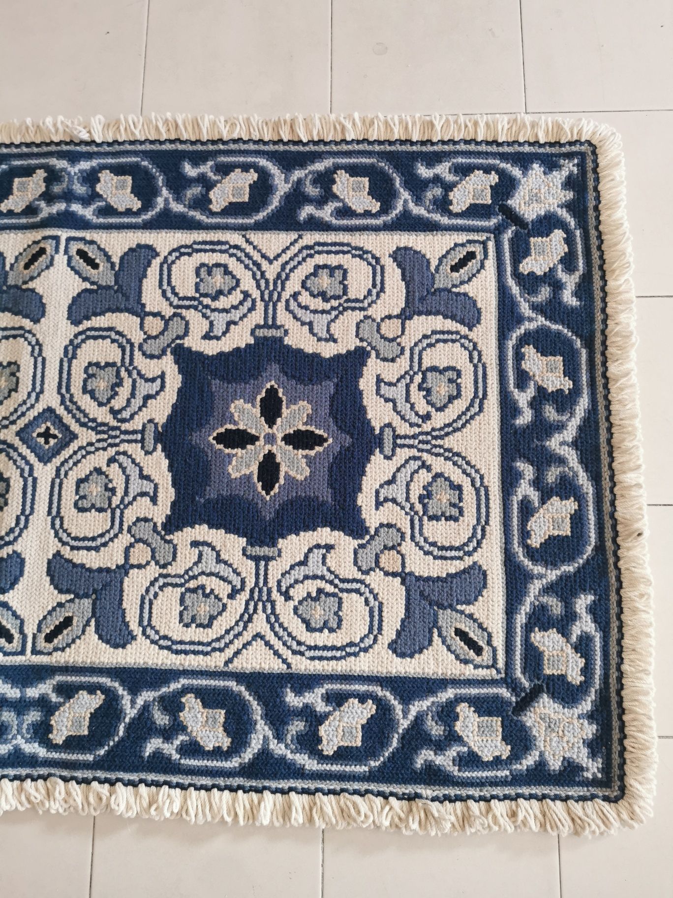 Tapete arraiolos em tons azul