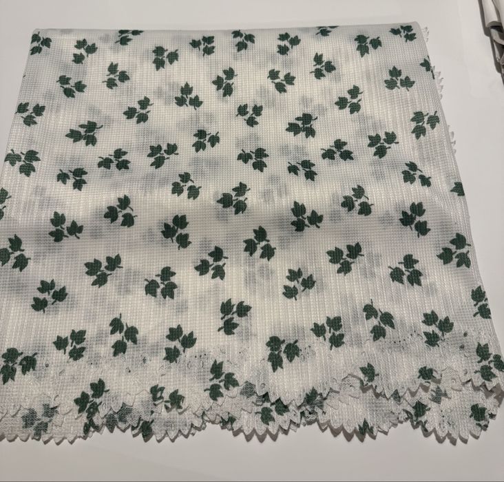 Bialy obrus w zielone liście kwadrat 153x153 cm