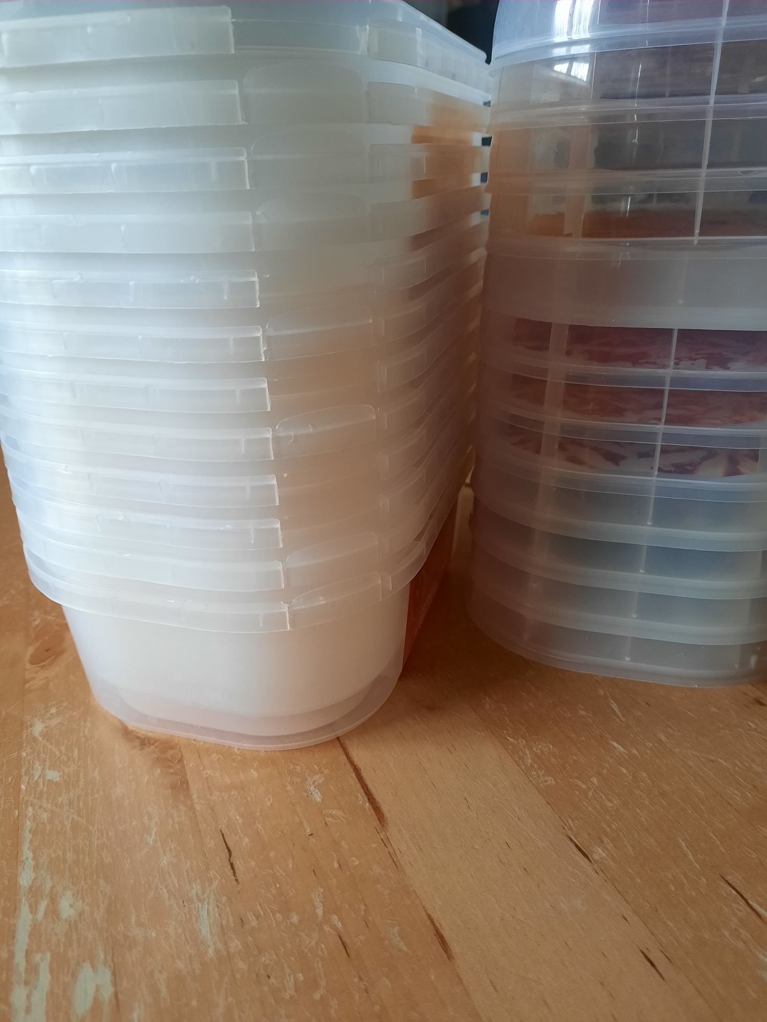 Plastikowe pojemniki. Nadają się do żywności. Można w nich mrozić.