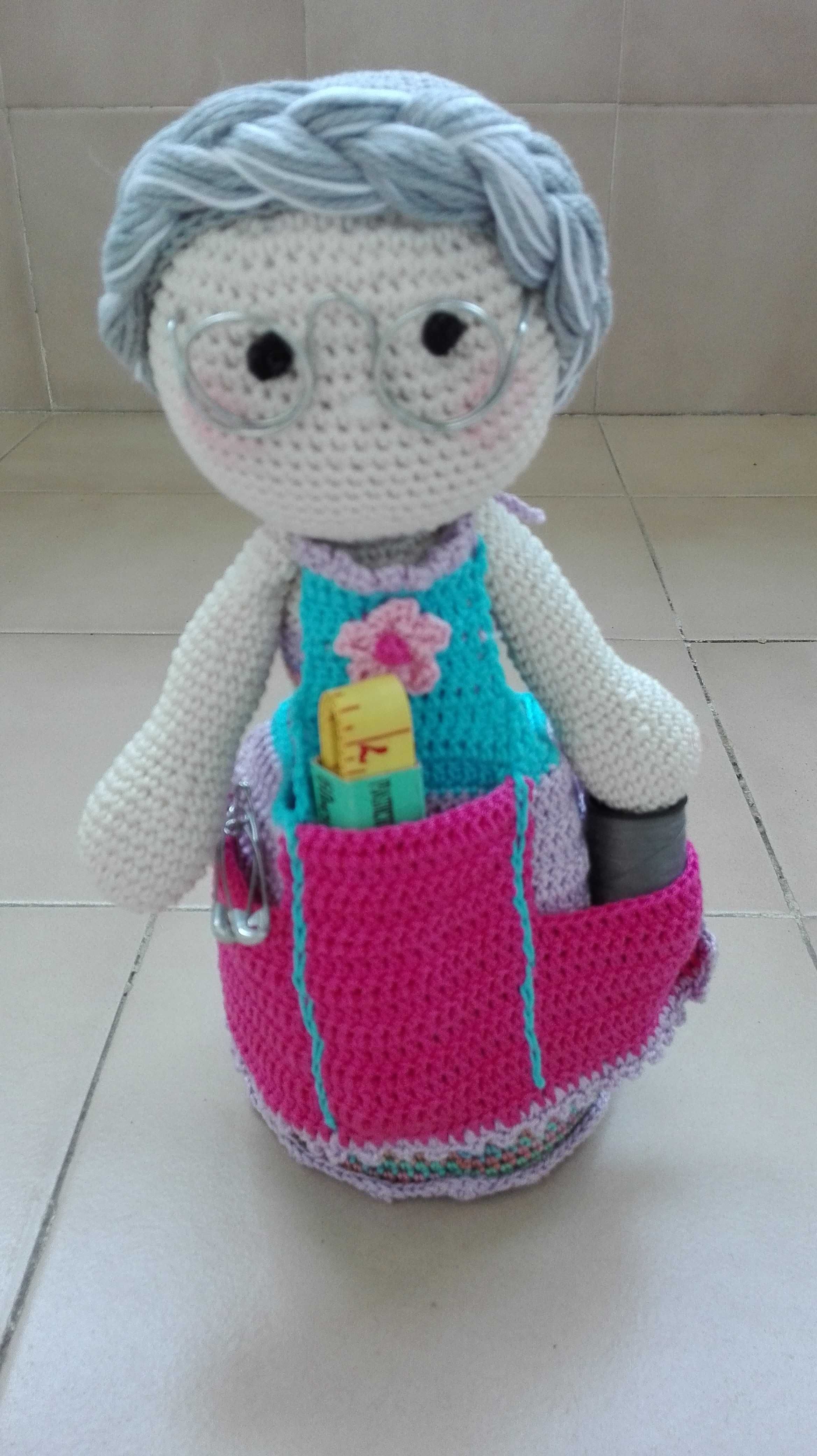 Boneca avó caixa de costura em crochet