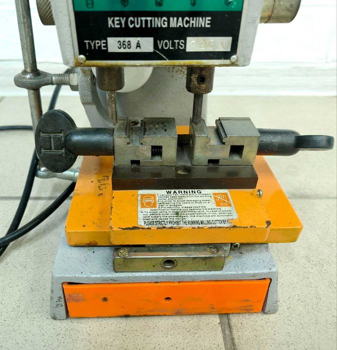 Вертикально-фрезерний верстат для виготовлення ключів, дублікатор