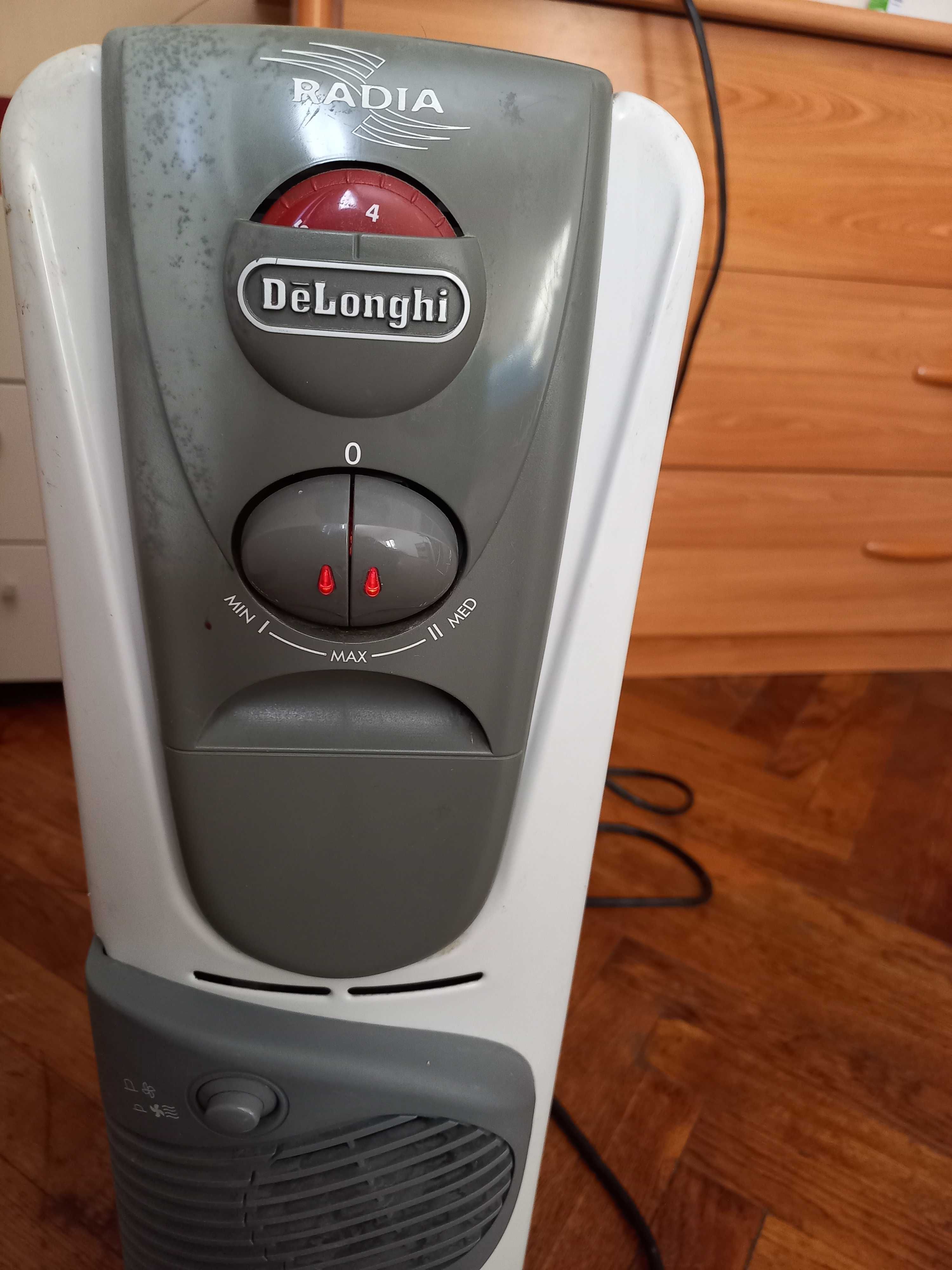 Масляный обогреватель DeLonghi Radia  с дуйчиком. Б/у. Рабочий