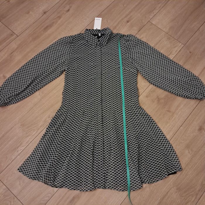 Zwiewna jesienna wzorzysta sukienka koszulowa