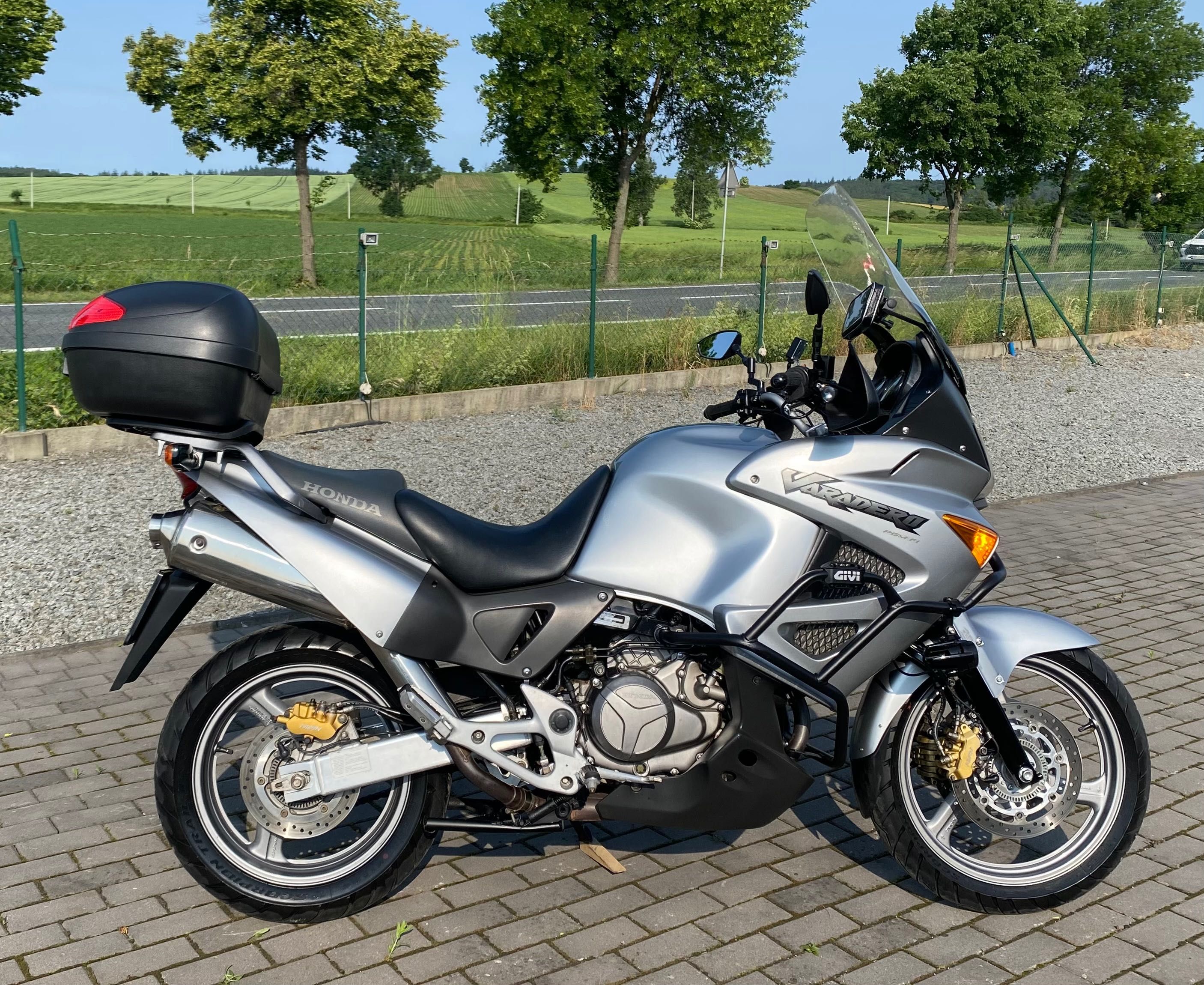 Honda varadero 1000 sd02 ABS nowe opony gmole manetki zadbany