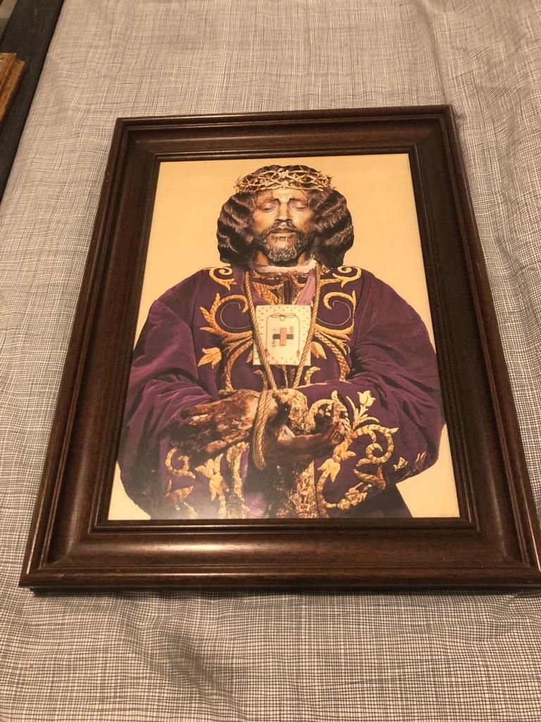 Quadros com figuras religiosas