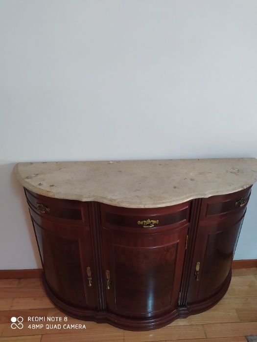 Sapateira em madeira e em excelente estado.