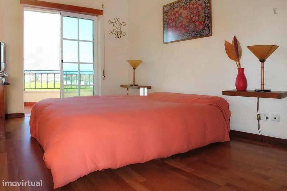 10218 - Quarto com cama de casal, com varanda...