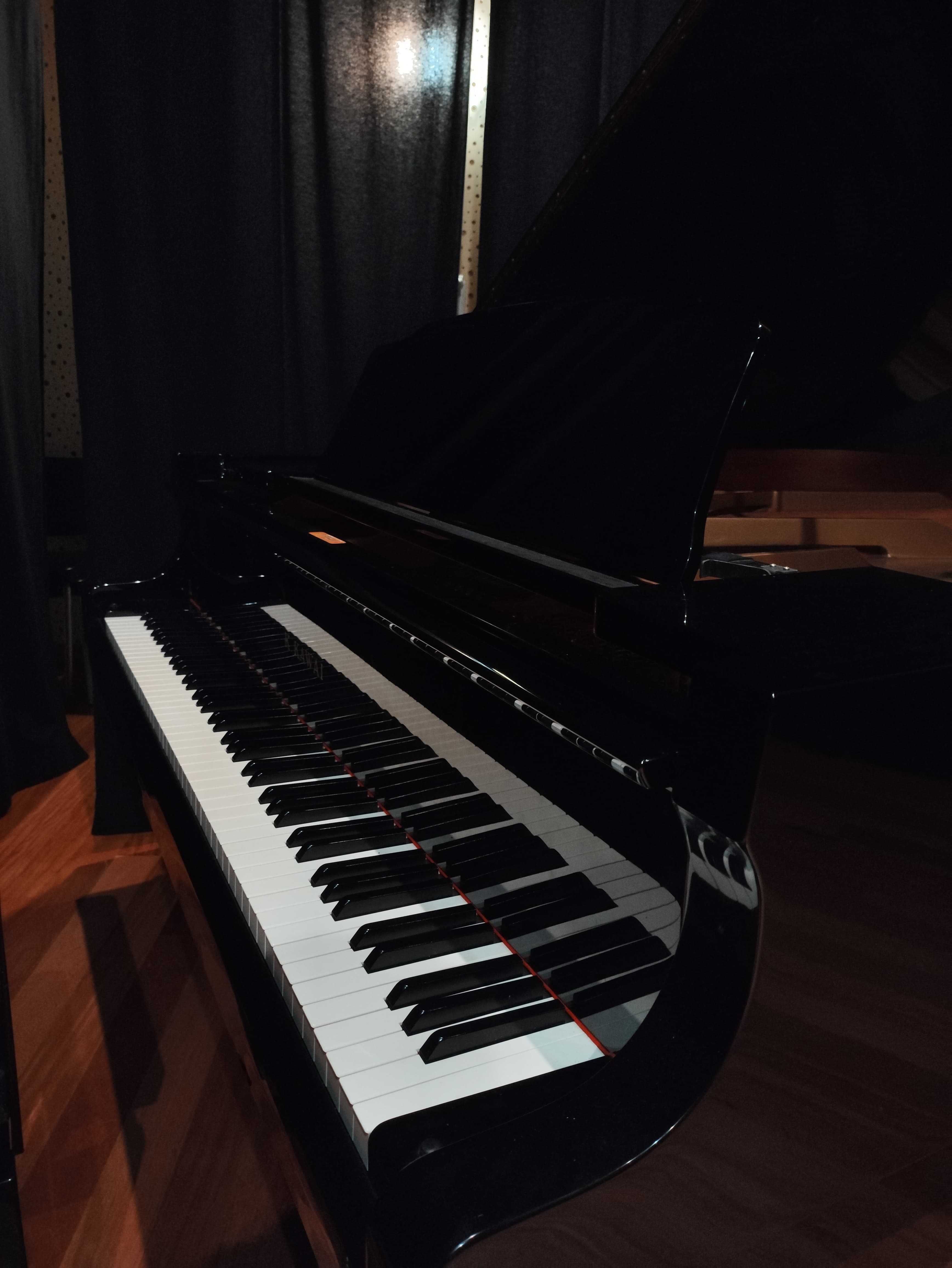 Aulas de piano particulares ou em grupo num piano de cauda Kawai