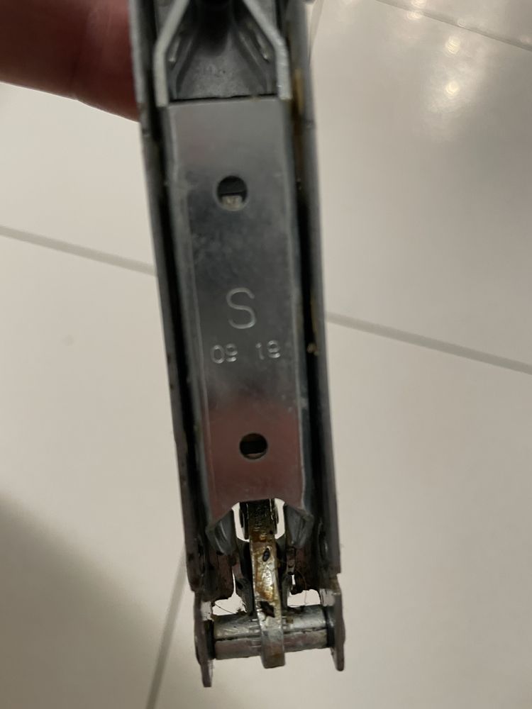 Zawias do drzwi piekarnika Whirlpool 6th sense AKZM 8480 NB