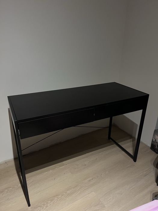 Czarne biurko z dwoma szufladami 110x50x75