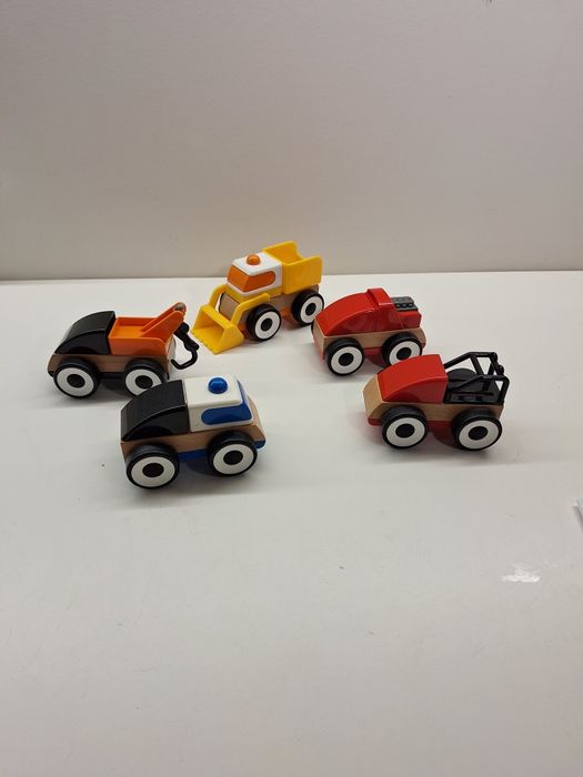 Garagem com carrinhos de brincar