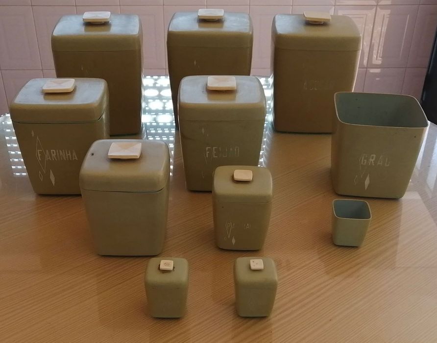 conjunto de antigas latas de cozinha plásticas