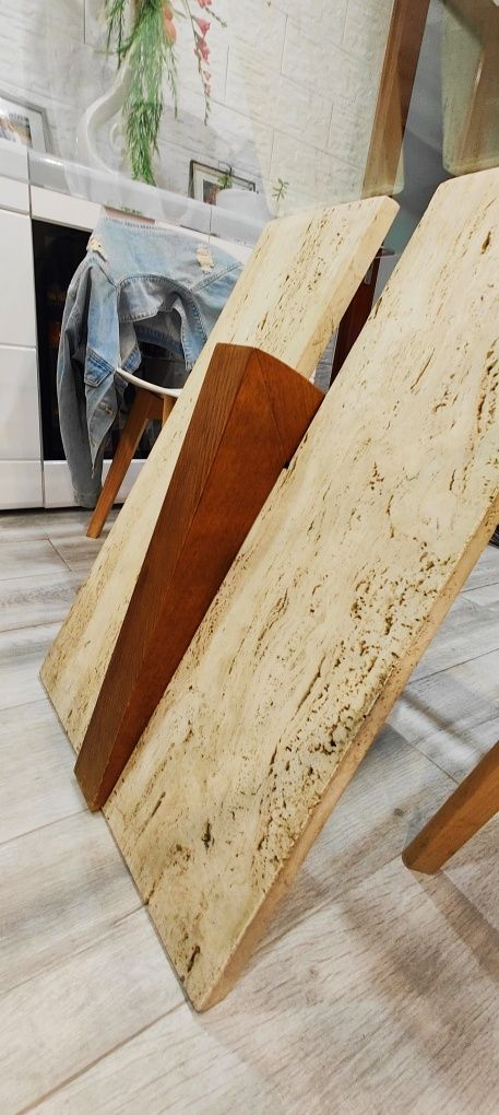 Mesa de jantar, tampo em vidro, suportes em parede de pedra maciços