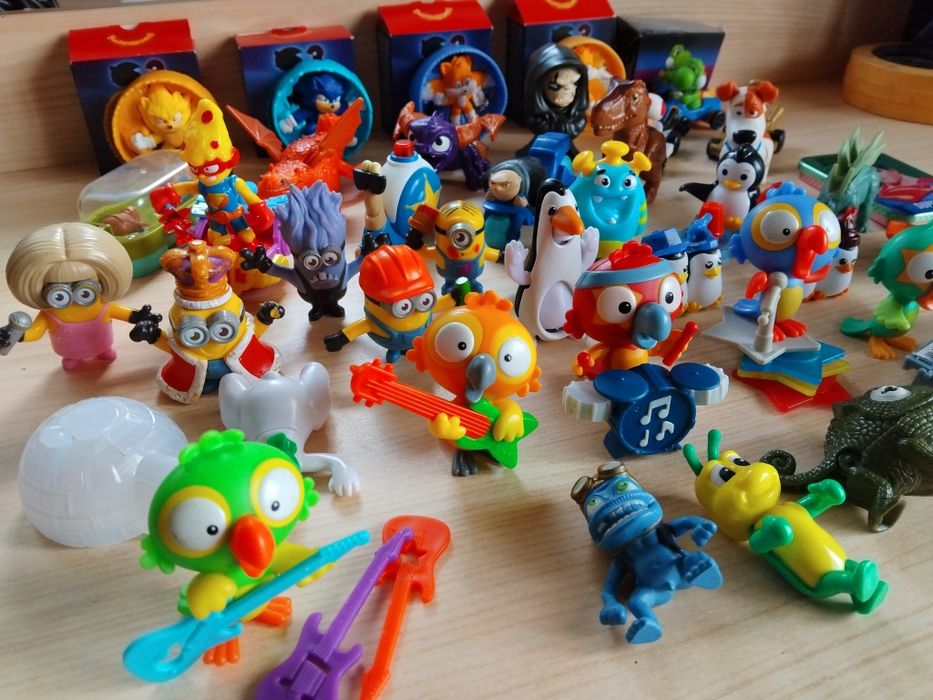 Киндер Макси с Макдональдса игрушки. Попугаи, миньены