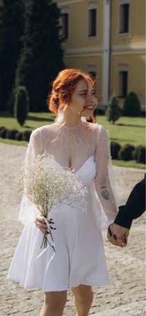 Коротка весільна сукня з бусинками