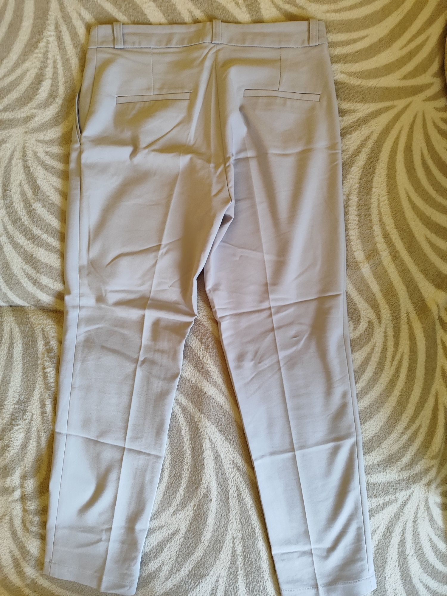 Eleganckie jasne spodnie chinos z kantem