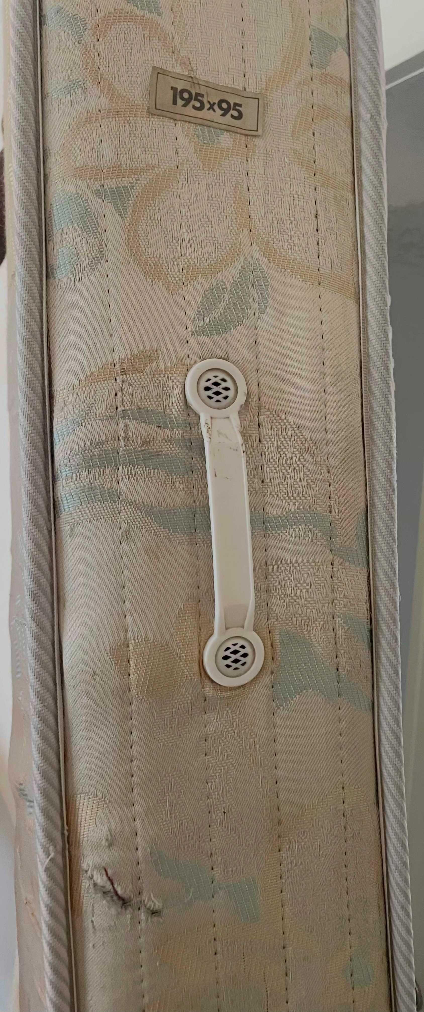 Colchão de Solteiro 195x95x17 cm – Firme e em Muito Bom Estado