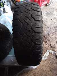Vendo pneus 265/75/16 meio uso
