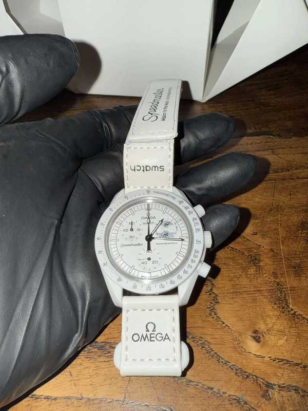 Omega x Swatch SO33W700 Snoopy - Śliczny design z kosmicznym Snoopy