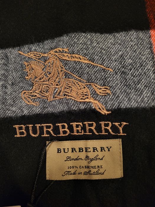 Przeoiekny szal Burberry