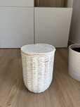 Cesta branca para papeis