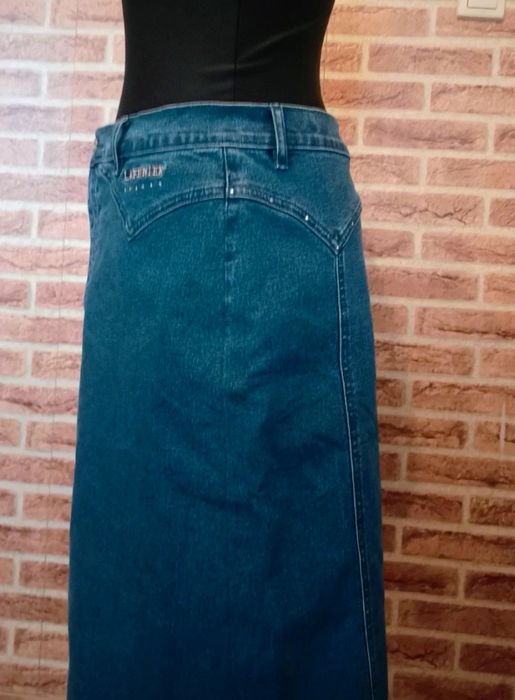 Długa jeansowa spódnica