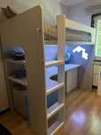 Cama alta com secretária marca TRAMA