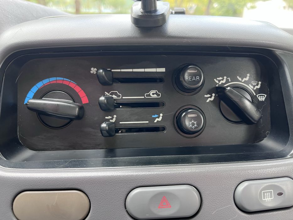 Mitsubishi L400 - 8 lugares