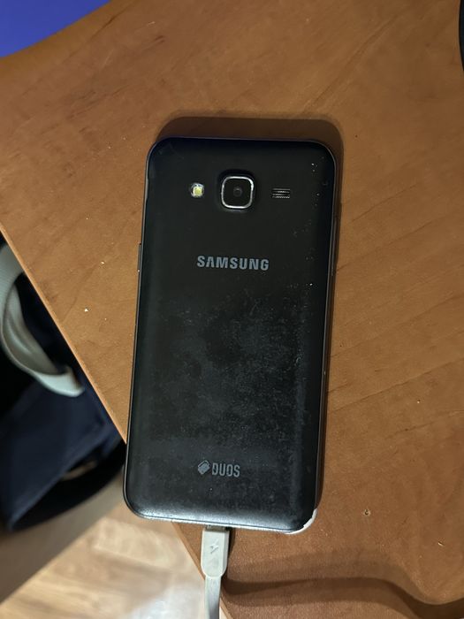 Телефон Samsung Galaxy J5