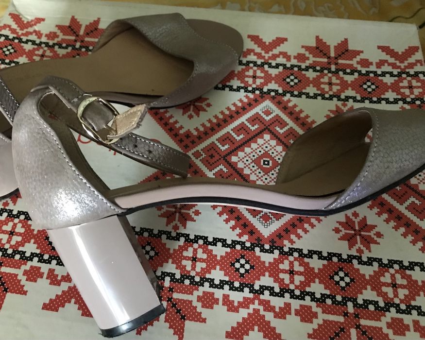 Шкіряна жіноча обув б/у; багато.