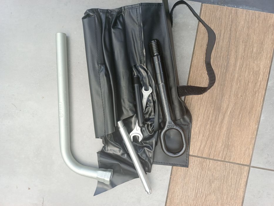 Zestaw pomocowy kluczy+ wkrętka ucho hak holowniczy Audi Q7 2023