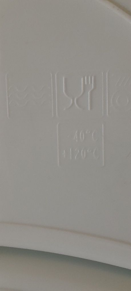 2 pojemniki  talerze obiadowe plastik