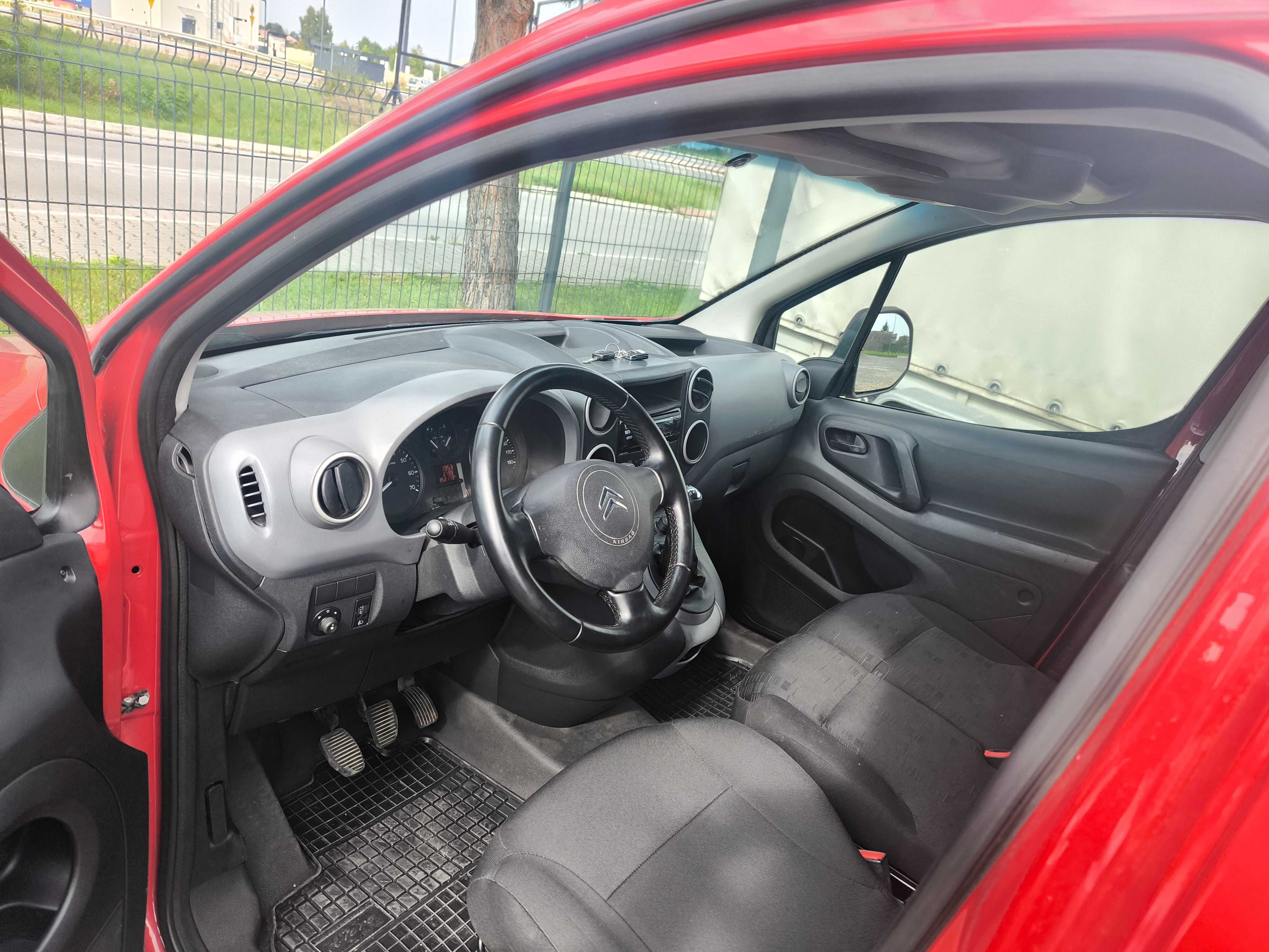 Wynajem wypożyczalnia Citroen Berlingo 3os. blaszak L1H1