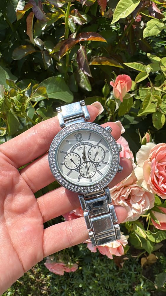 Часи guess 450 грн