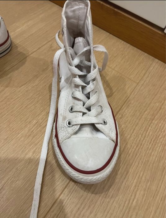 Sapatilhas All Star brancas em bom estado, tamanho de criança