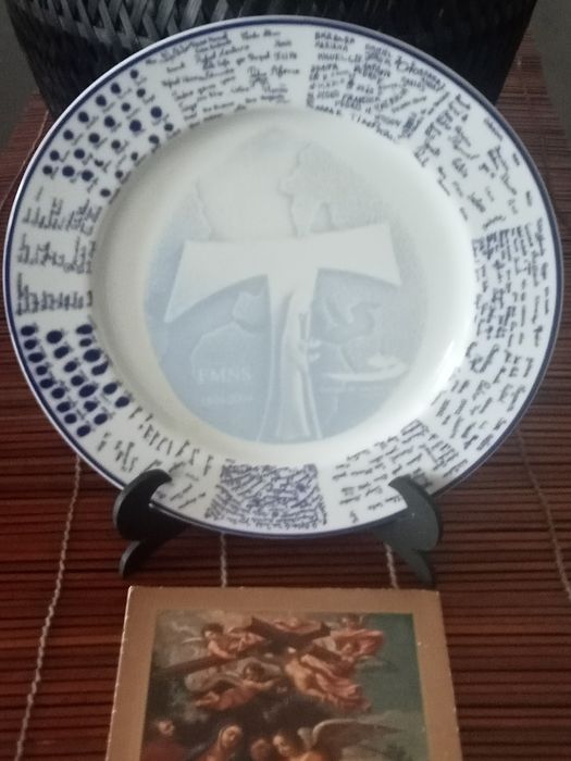 Belo prato de porcelana comemorativo